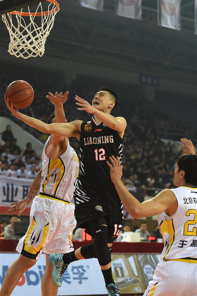 库里31+7+7字母哥空砍34+10+5 勇士力擒雄鹿